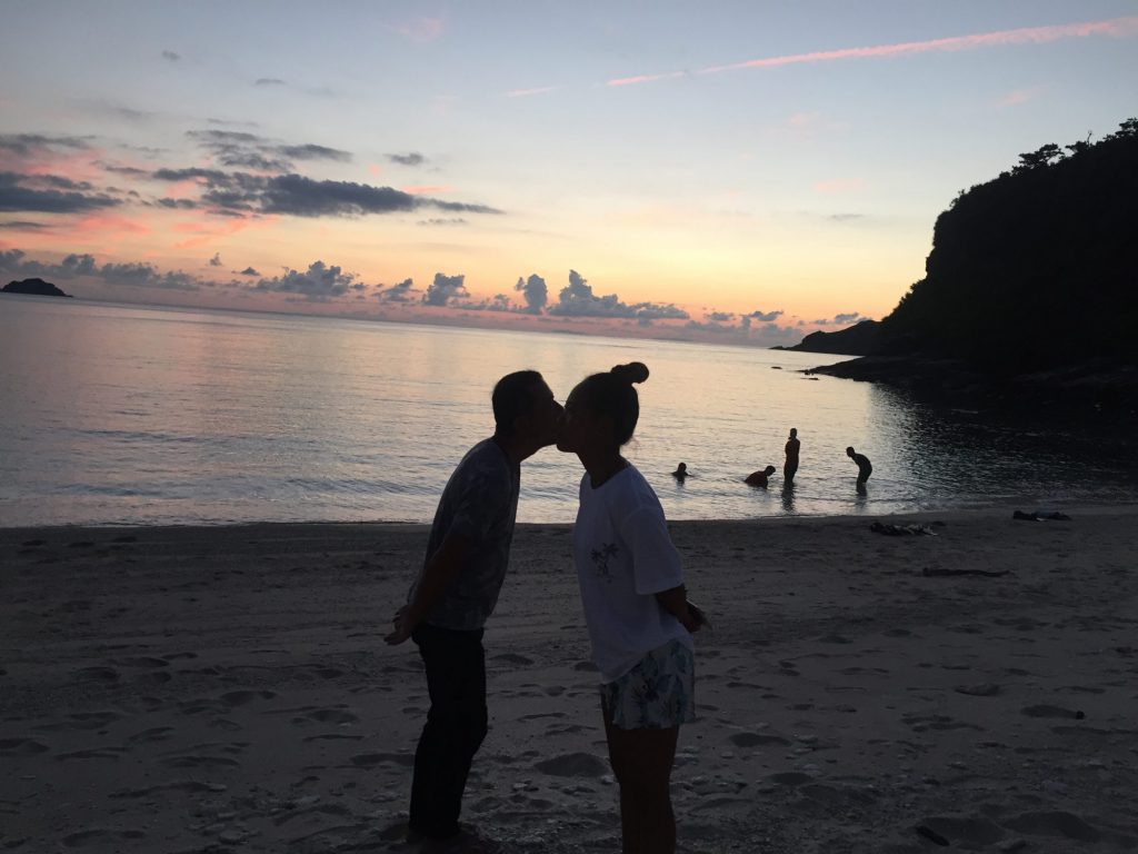 おののログ 綺麗な夕日でパパラッチ シーサー阿嘉島 うみ日記